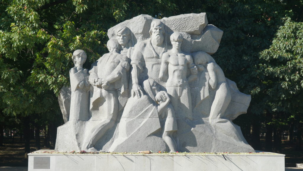 Памятник-13-тысячам-краснодарцев-жертвам-фашистского-террорачистяковская-роща